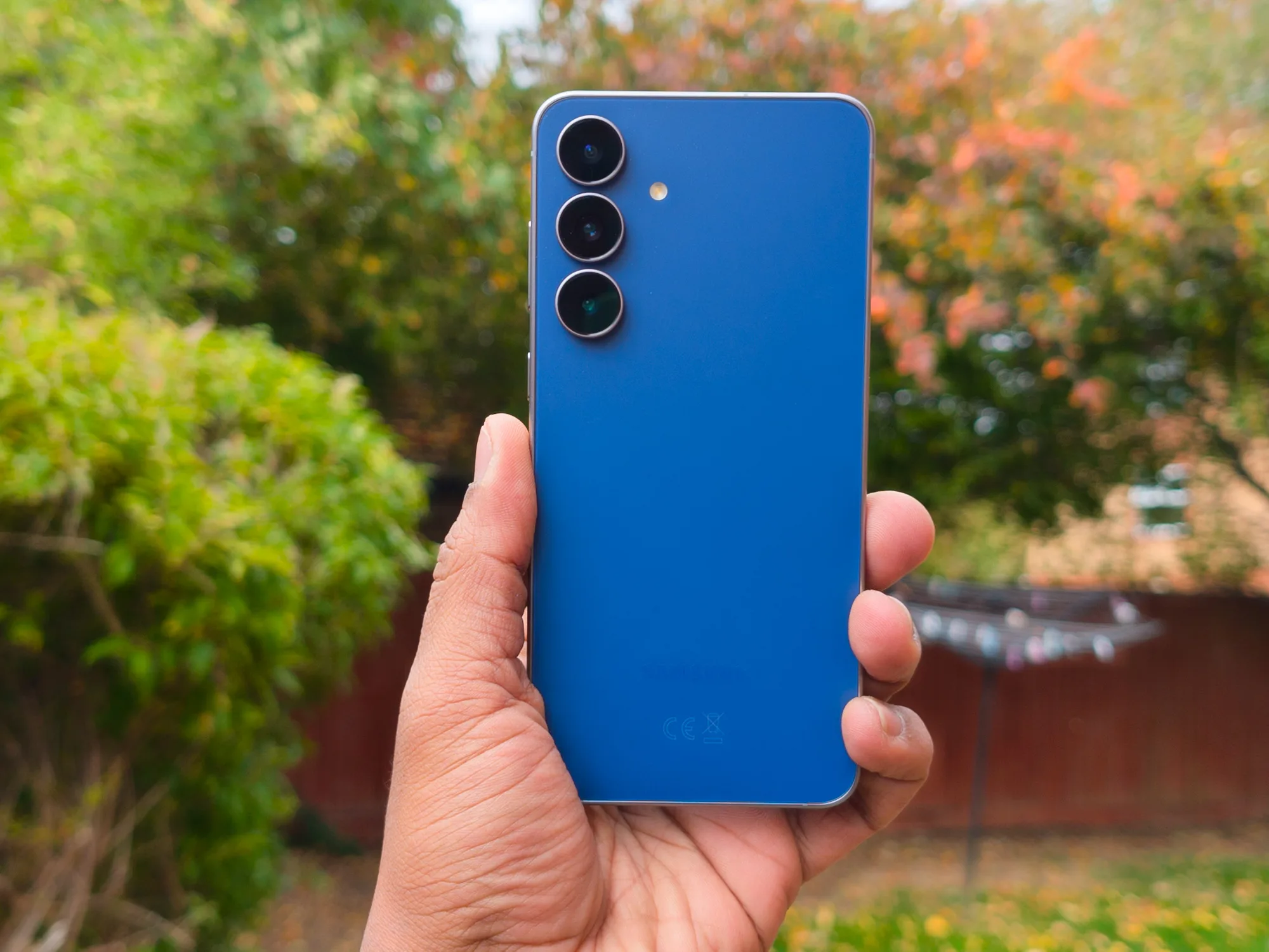 Samsung Galaxy S25 FE in Blue