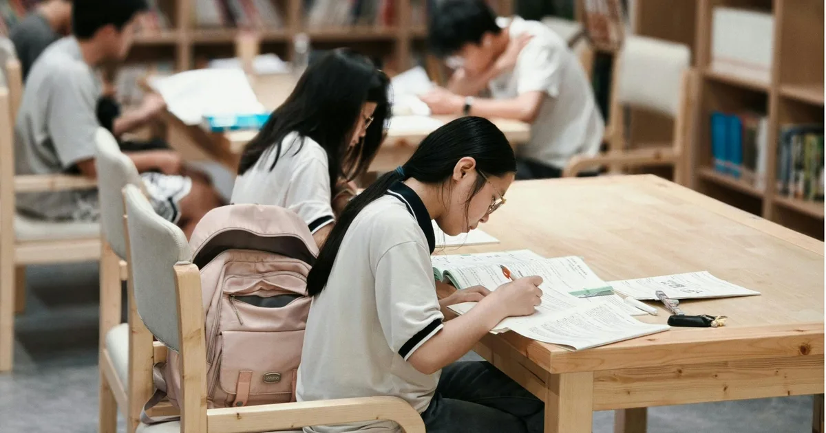 Why Students Prefer AI Chatbots Over Human Counselors for College Guidance