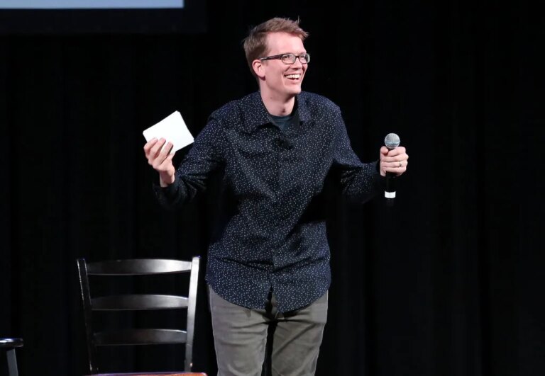 Hank Green Warns: My AI Usage Isn't Healthy—A YouTuber's Candid Reflection